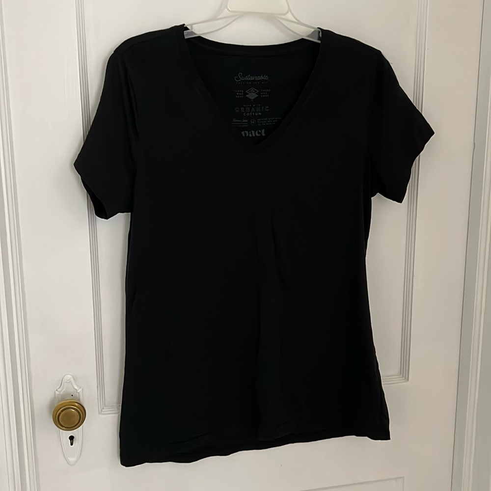 Pact vneck tee EUC MEDIUM